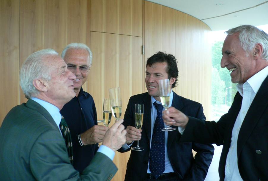Un brindisi coi tedeschi Beckenbauer e Matthäus (Archivio Rcs)